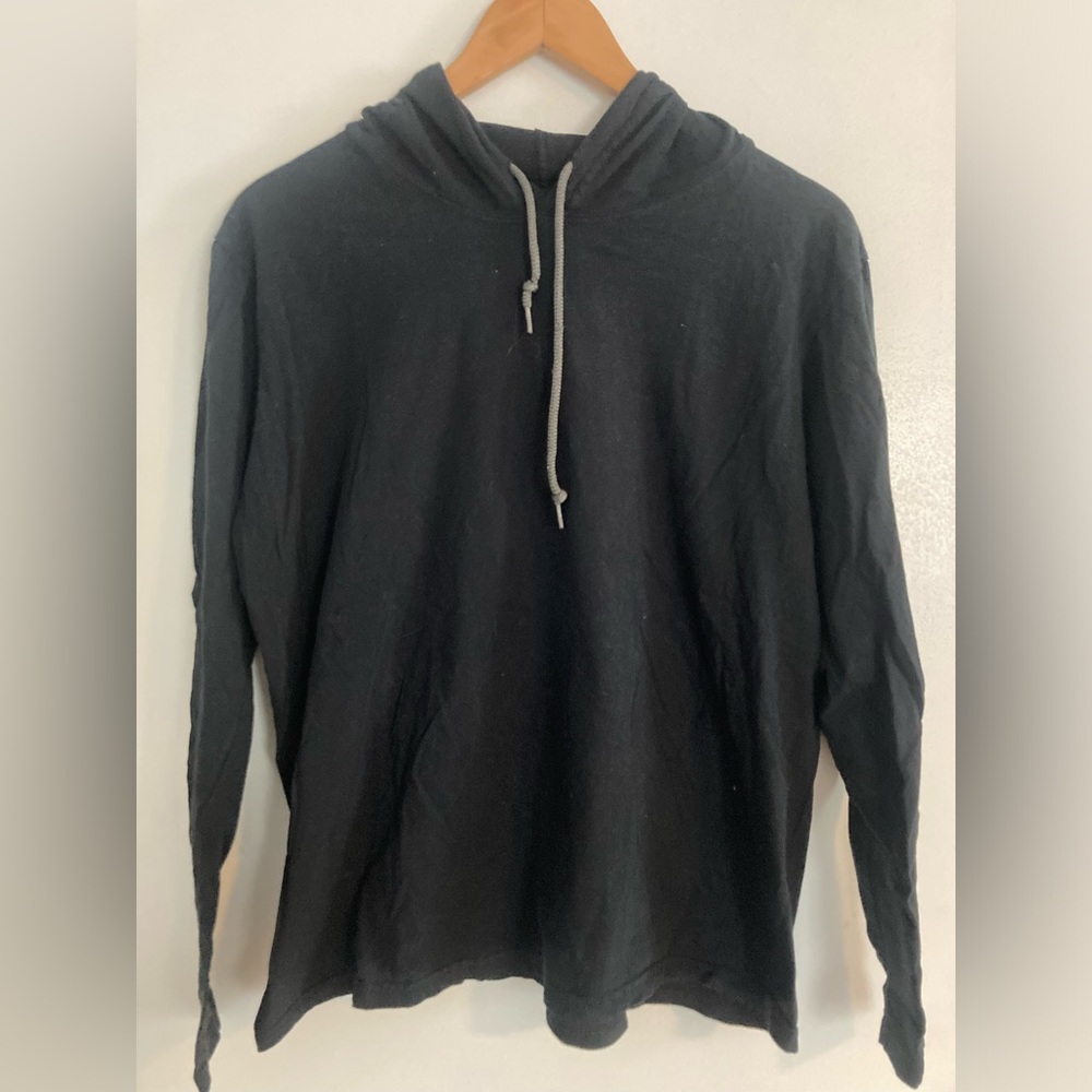 Men’s black light weight sweater